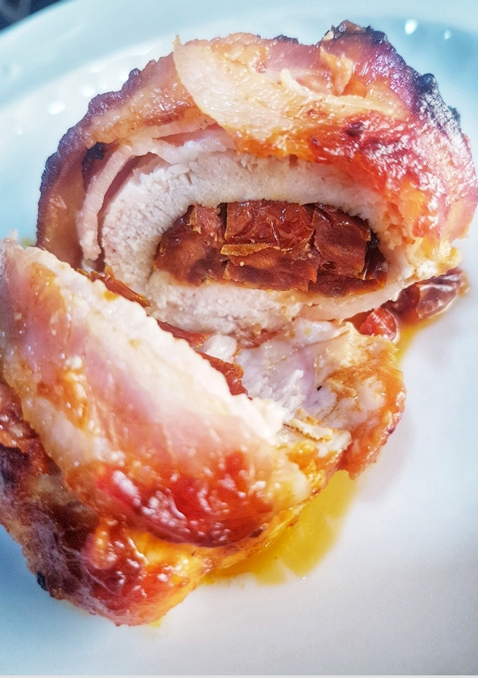 Una foto de Gustosas pechugas rellenas con tomate seco en salsa BBQ