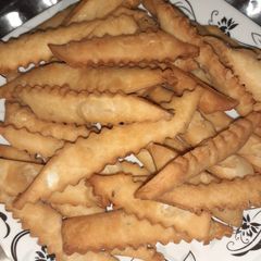 A picture of Crispy Namak paray.