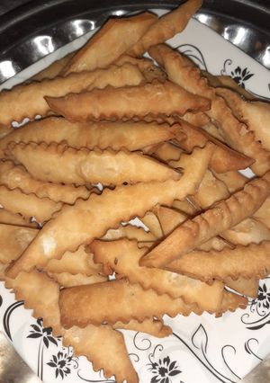 A picture of Crispy Namak paray.