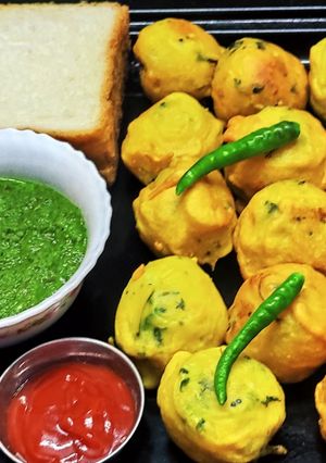 बटाटावडा (batata wada recipe in marathi) रेसिपी चे मुख्य फोटो 