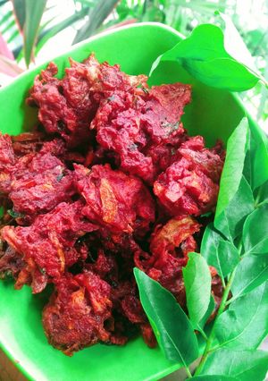 A picture of Beetroot and carrot pakora.