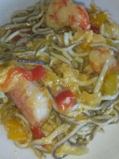 Una foto de Revuelto de angulas con gambas y pimientos