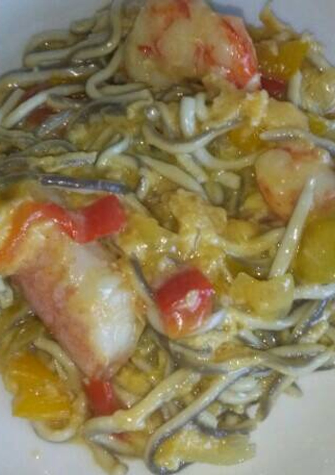 Una foto de Revuelto de angulas con gambas y pimientos