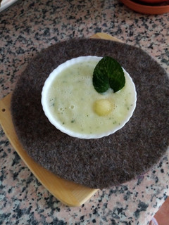 Una foto de Sopa de melón con yogur y menta