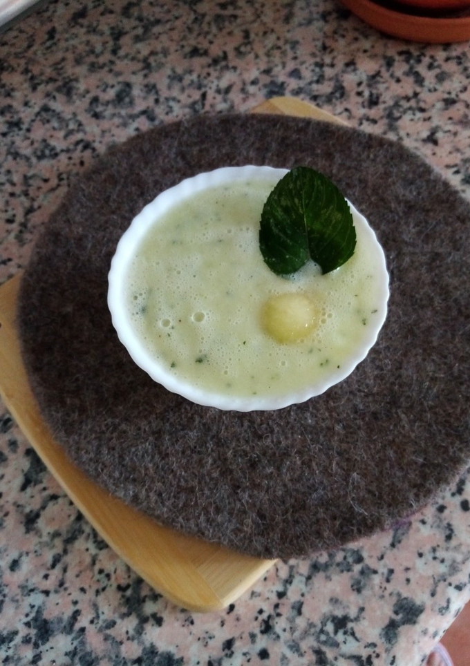 Una foto de Sopa de melón con yogur y menta