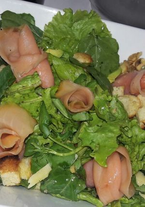 Una foto de Ensalada verde con salmón