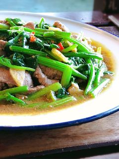 沙茶咖哩牛肉炒菠菜 的食譜成品照片