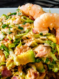 Una foto de ATÚN, Gambas🍤 y Surimi con Salsa Rosa y Alioli...!