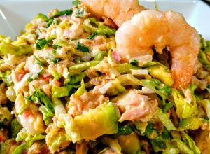 Una foto de ATÚN, Gambas🍤 y Surimi con Salsa Rosa y Alioli...!