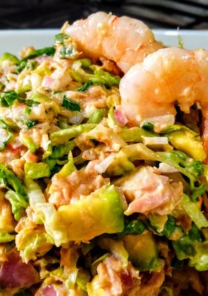 Una foto de ATÚN, Gambas🍤 y Surimi con Salsa Rosa y Alioli...!