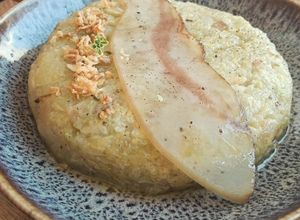 Una foto de Trinxat con guanciale con y un toque de pesto