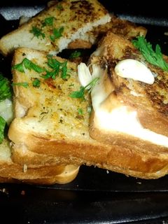 गार्लिक ब्रेड (garlic bread recipe in Hindi) रेसिपी मुख्य फोटो