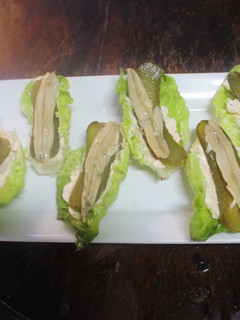 Una foto de Lechuga con boquerones y queso