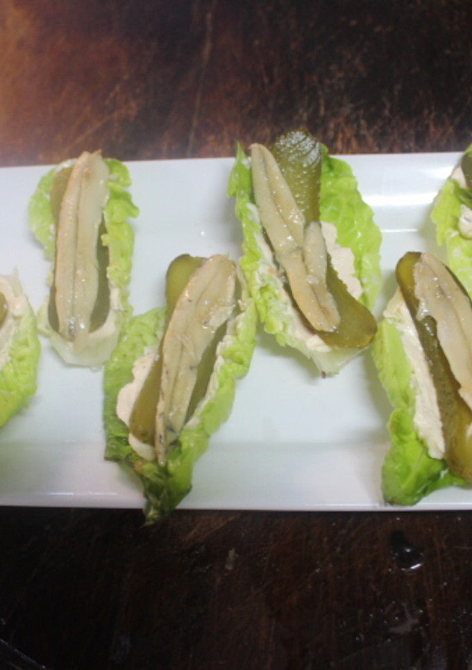 Una foto de Lechuga con boquerones y queso