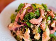 Hình ảnh của basil salad