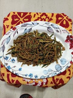 कुरकुरीत मसाला भेंडी (masala bhendi recipe in marathi) रेसिपी चे मुख्य फोटो
