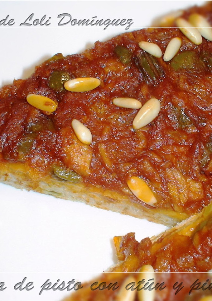 Una foto de Torta de pisto con atún y piñones