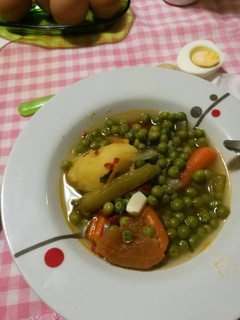 Una foto de Arvejas en tomate con huevos duros