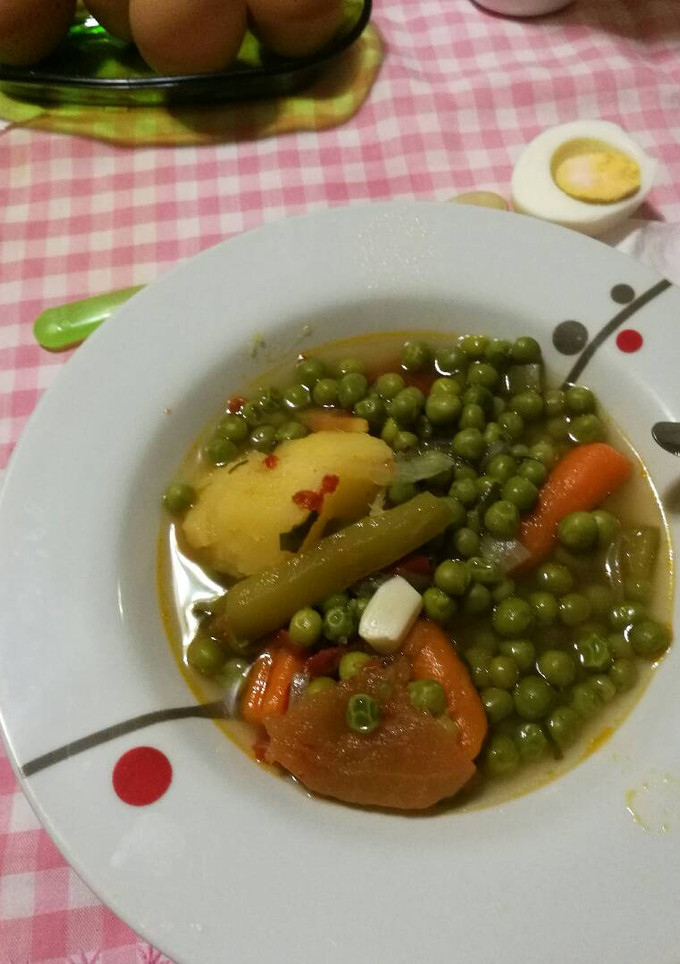 Una foto de Arvejas en tomate con huevos duros