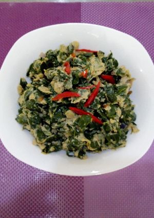 A picture of Moringa and egg sauce.