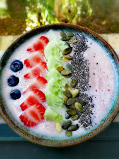 Foto de Smoothie bowl de Pepino e morangos