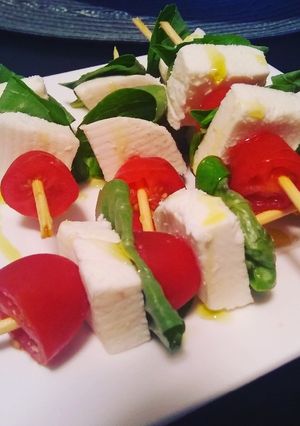 Una foto de Pinchitos caprese