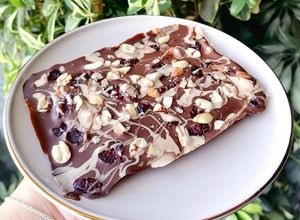 Una foto de Tableta de chocolate con frutos secos 🍫