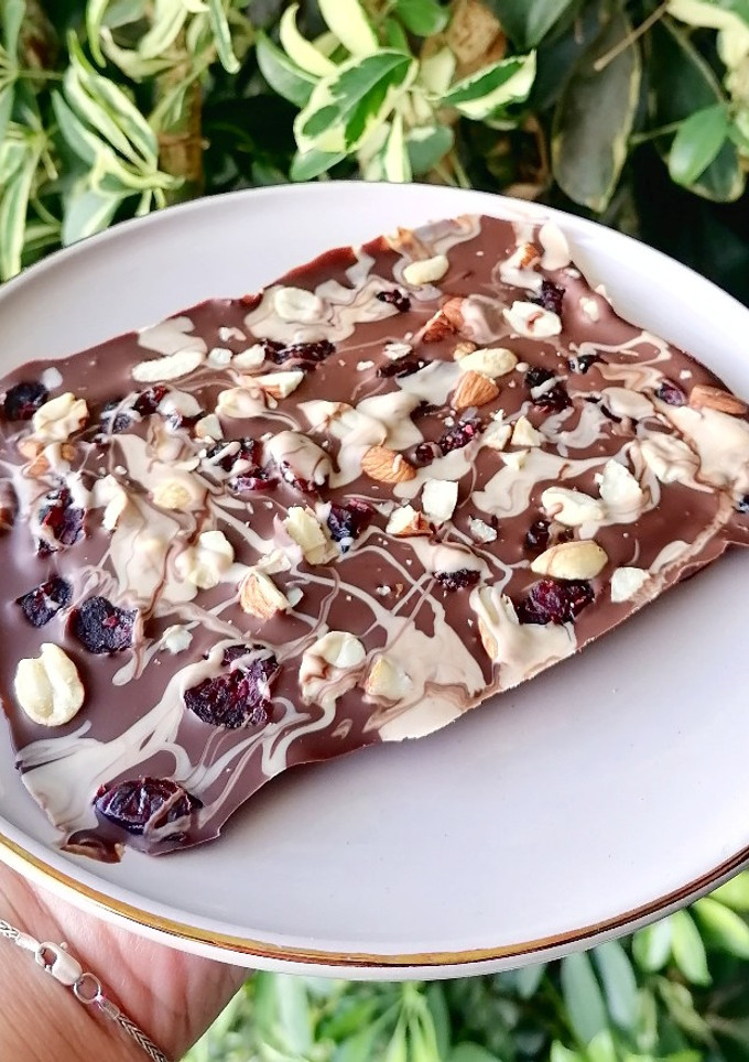 Una foto de Tableta de chocolate con frutos secos 🍫