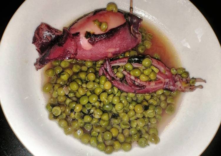 Totani ripieni accompagnati da piselli