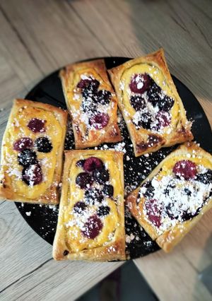 Zdjęcie przepisu Ciastka francuskie z twarożkiem i owocami.
