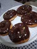 Donas caseras cubiertas de chocolate