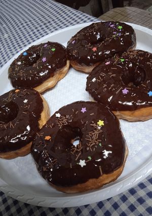 Una foto de Donas caseras cubiertas de chocolate
