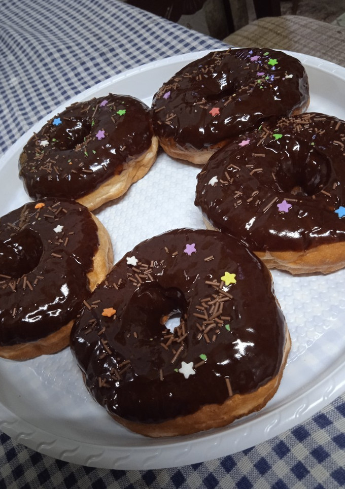 Una foto de Donas caseras cubiertas de chocolate