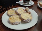 Ricas galletitas mana con manjar y coco rallado para la once