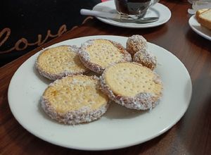 Una foto de Ricas galletitas mana con manjar y coco rallado para la once