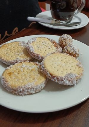 Una foto de Ricas galletitas mana con manjar y coco rallado para la once