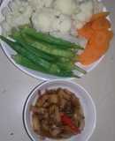 Bông cải - cà rốt - đậu bắp luộc & thịt kho quẹt