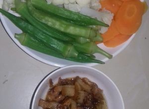 Hình của món Bông cải - cà rốt - đậu bắp luộc & thịt kho quẹt.