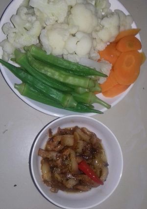 Hình của món Bông cải - cà rốt - đậu bắp luộc & thịt kho quẹt.