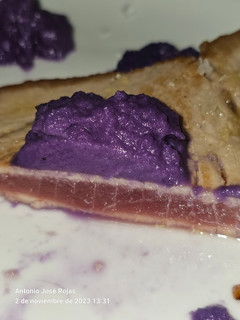 Una foto de Atún a la plancha con crema de lombarda