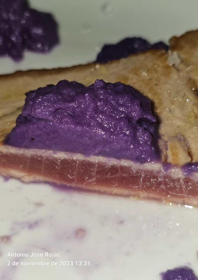 Una foto de Atún a la plancha con crema de lombarda