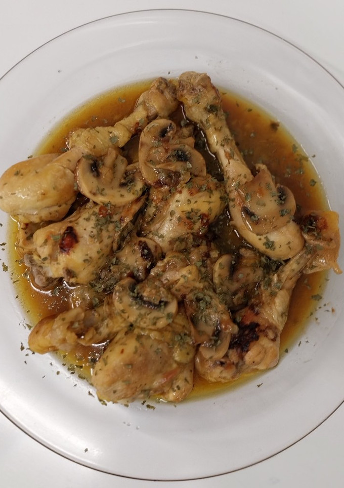 Una foto de Pollo con champiñones en salsa de cerveza