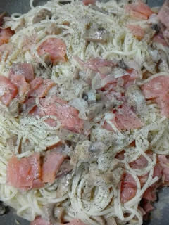 Una foto de Spaghetti con salmón ahumado