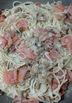 Una foto de Spaghetti con salmón ahumado