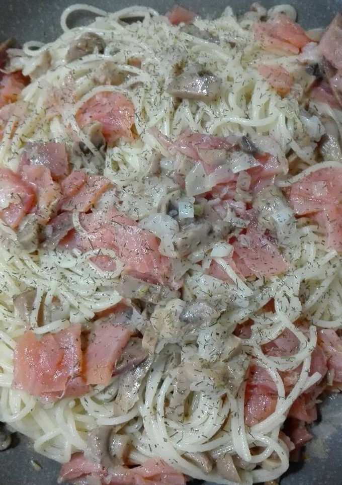 Una foto de Spaghetti con salmón ahumado
