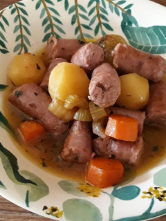 Una foto de Salchichas con patatas y cebollita