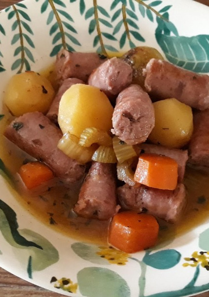 Una foto de Salchichas con patatas y cebollita