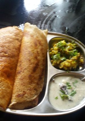 A picture of Masala Dosa batata bhaji chutney.