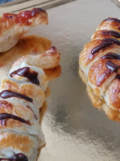 Una foto de Croissants de chocolate y croissants de fresa