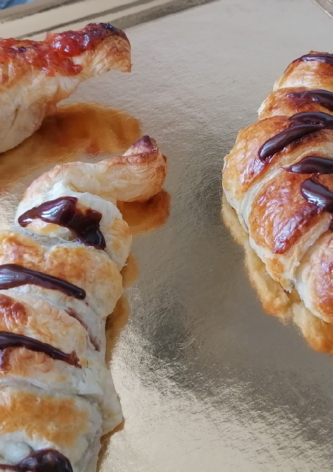 Una foto de Croissants de chocolate y croissants de fresa